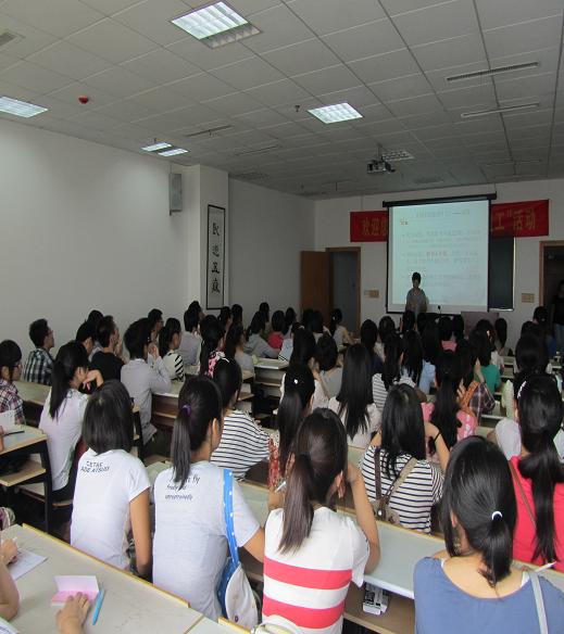 新生在接受入馆教育