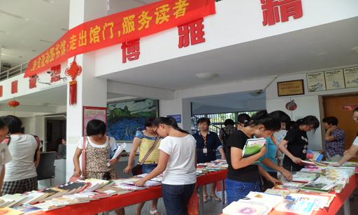 党员流动图书馆走进学生4号公寓