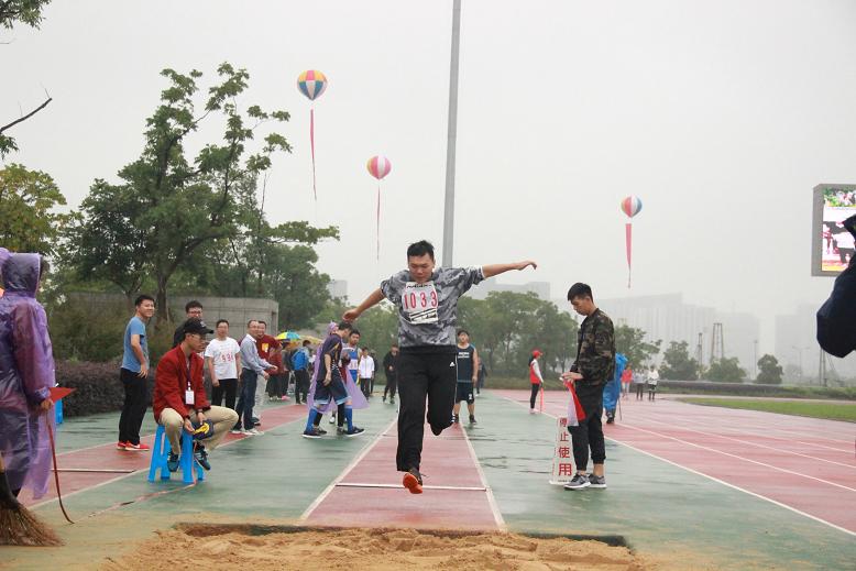 江康参加男子青年组跳远比赛