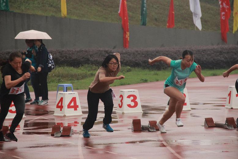 张颖（图中）参加女子百米预赛
