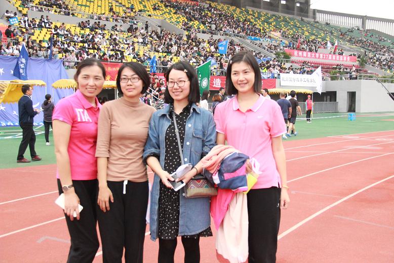 运动场上的四人合影