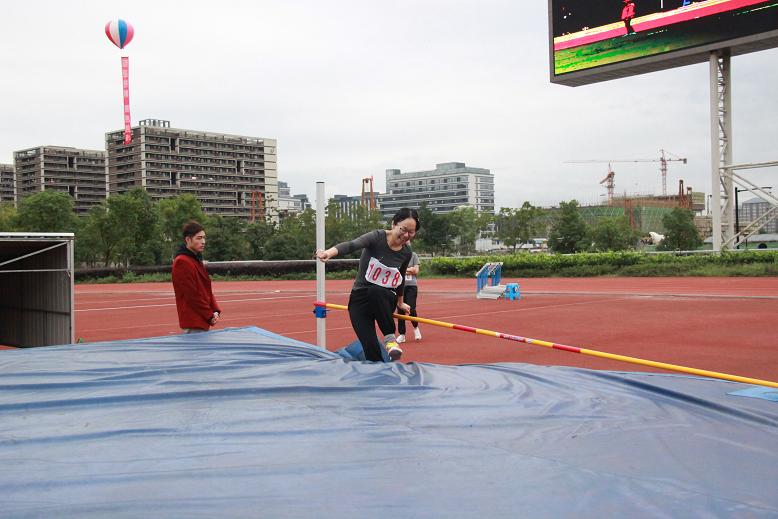 图书馆郑惠获得女子跳高第七名