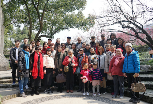 人文教师踏春赏梅合影
