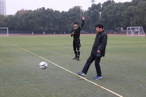 湖州师范学院党委副书记黄建平进行开球仪式