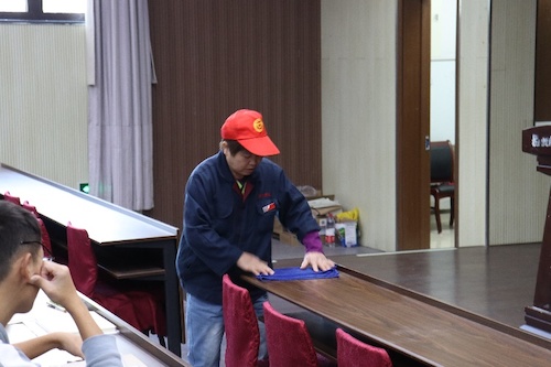 江冬兰为同学们演示抹布的使用