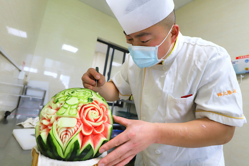 1.餐厅员工梁坤峰西瓜雕刻作品“琮琮”“莲莲”“宸宸”4副本