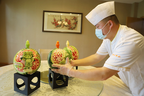 1.餐厅员工梁坤峰西瓜雕刻作品“琮琮”“莲莲”“宸宸”3副本