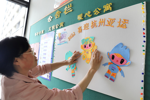 3.公寓员工用泡沫纸拼剪亚运元素，并把它张贴在员工楼宣传栏上副本