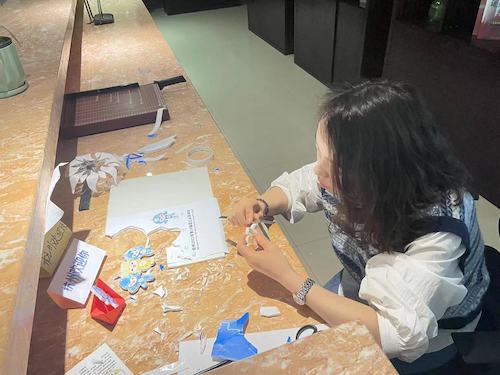 4.客房员工拼出亚运莲花馆和“琮琮”“莲莲”“宸宸”