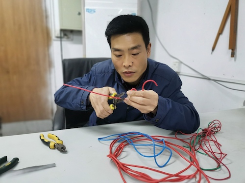 5.维修工用废旧电线拼接出亚运会徽2
