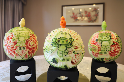 1.餐厅员工梁坤峰西瓜雕刻作品“琮琮”“莲莲”“宸宸”副本