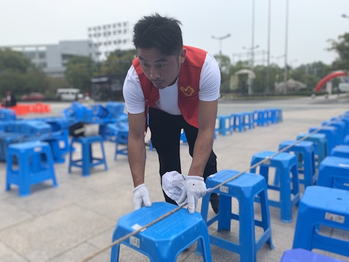 潘艳丽+下沙物业+精益求精为后勤+图片说明：新学期伊始，下沙物业员工力求精益求精，完成开学典礼的场地布置，助力新生开启丰富的大学生活。