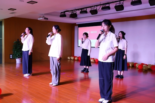 学生献唱《感恩的心》