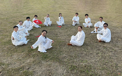 围坐小憩