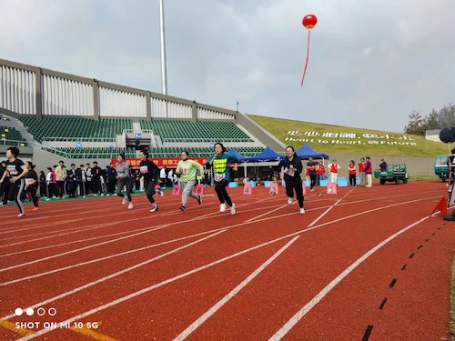 张颖参加100米
