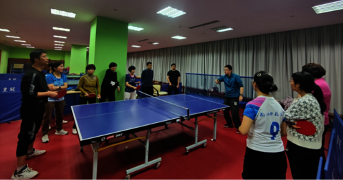 金晶副教授在进行多球反手推挡培训教学3