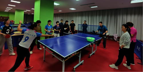 金晶副教授在进行多球反手推挡培训教学