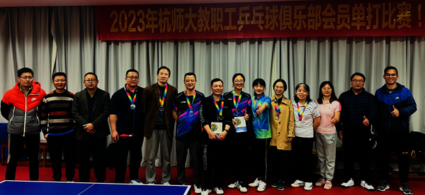 获奖人员与裁判长金晶（左一）、会长吴本连（右一）合影1