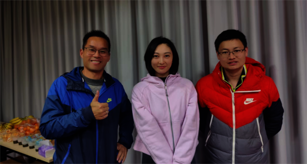 会长吴本连（左一）、校乒乓球队主教练艾倩夷（中）、裁判长金晶（右一）合影