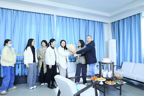 开展三八节集体生日会