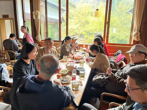 品名龙井茶笑谈家常话