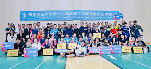 全校羽毛球赛队员合影
