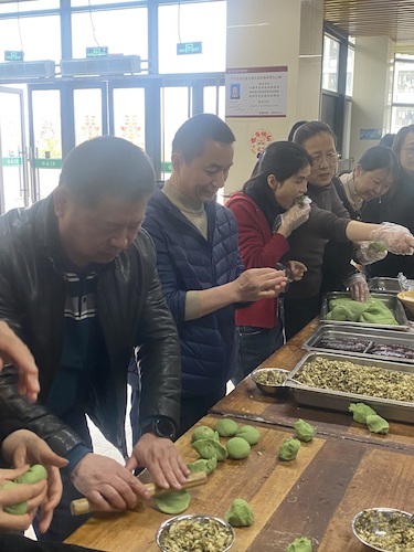 男同胞一个顶俩