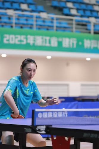 艾倩夷老师比赛中