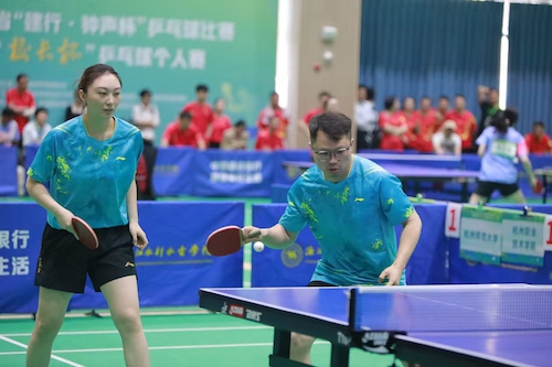 高岭老师和艾倩夷老师混双比赛中