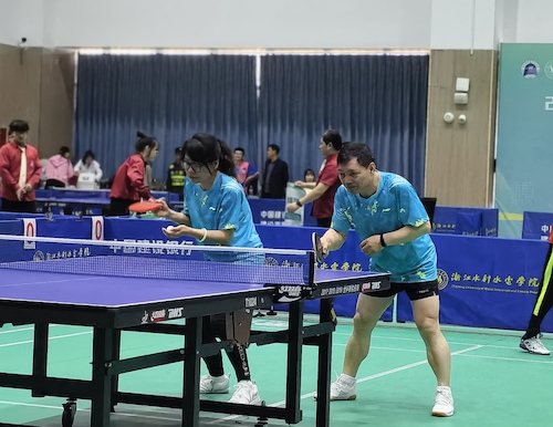 邹玲、朱文革老师混双比赛中