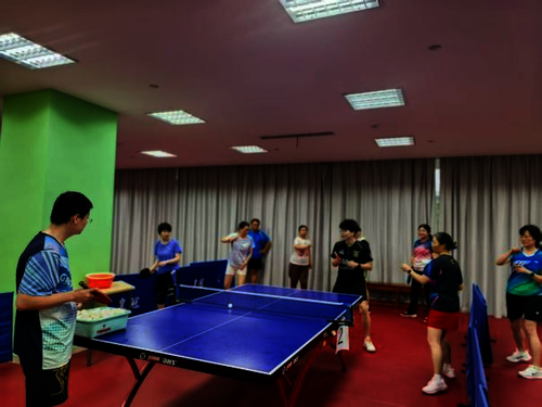 图一、金晶老师和陈秉锴为老师们进行动作讲解