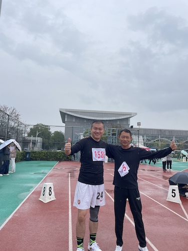 杨国栋和徐舜磊100米决赛后合影