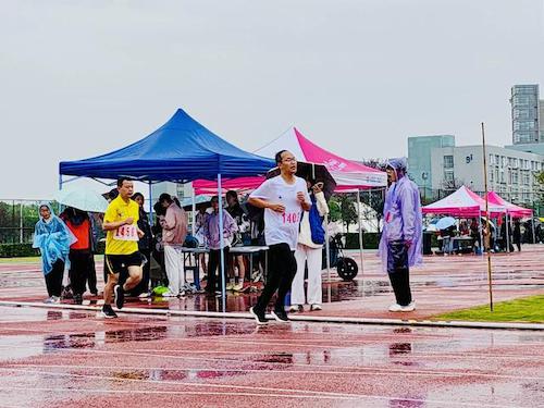 董劲松老师在1500米比赛中