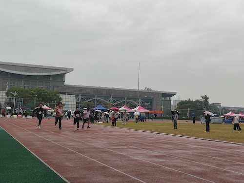 曹世华老师100米决赛中