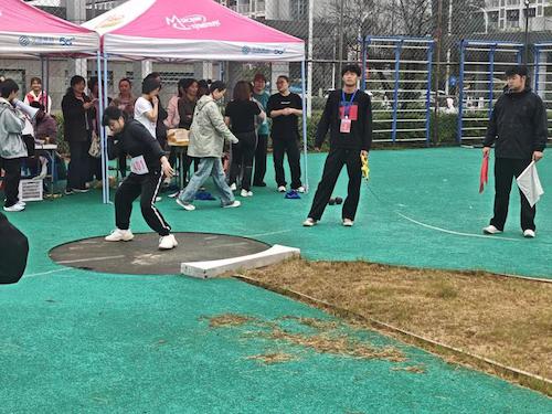马锐老师在铅球比赛决赛中1