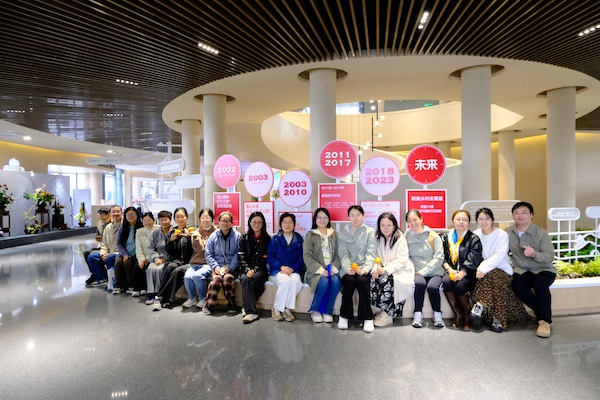 党群服务中心合影