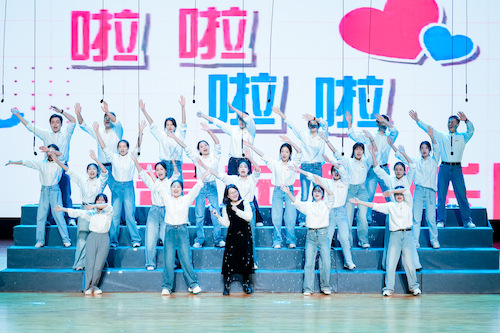 师生共唱《青苹果乐园》