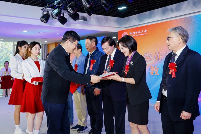 4唐校长颁发第一组